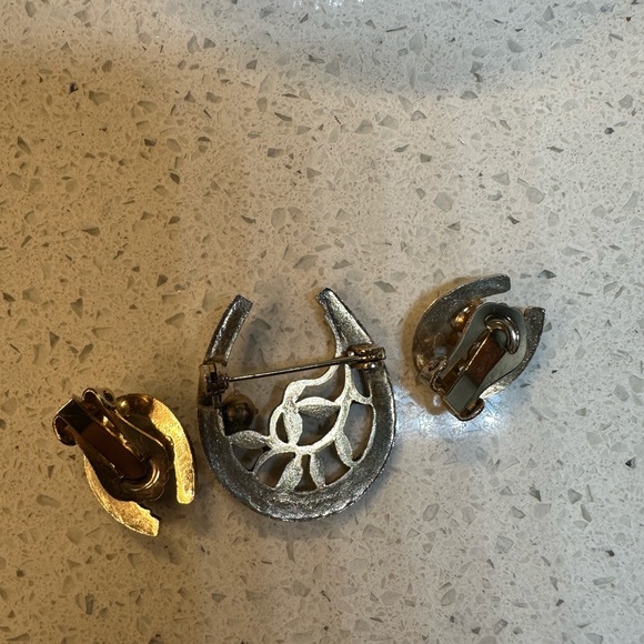 Vintage lucky horshoe enameled with faux pearl gold tone brooch and earrings - Picture 3 of 3